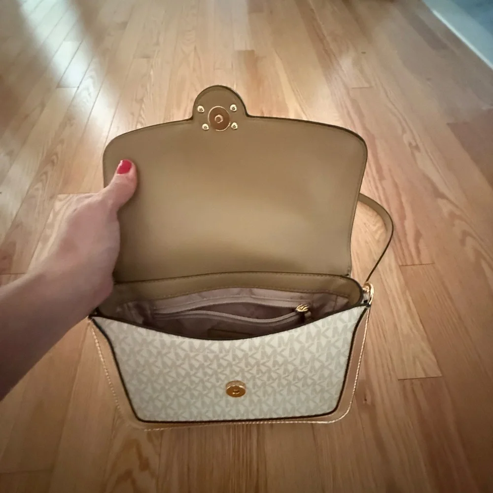 Michael Kors Pale Gold Shoulder Bag “Leida” with Structured Design - Picture 5 of 6